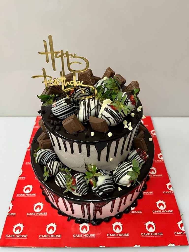 https://cakehousetrichy.net/public/assets/images/products/choco_vanilla_straberry_&_kitkat_cake.jpeg