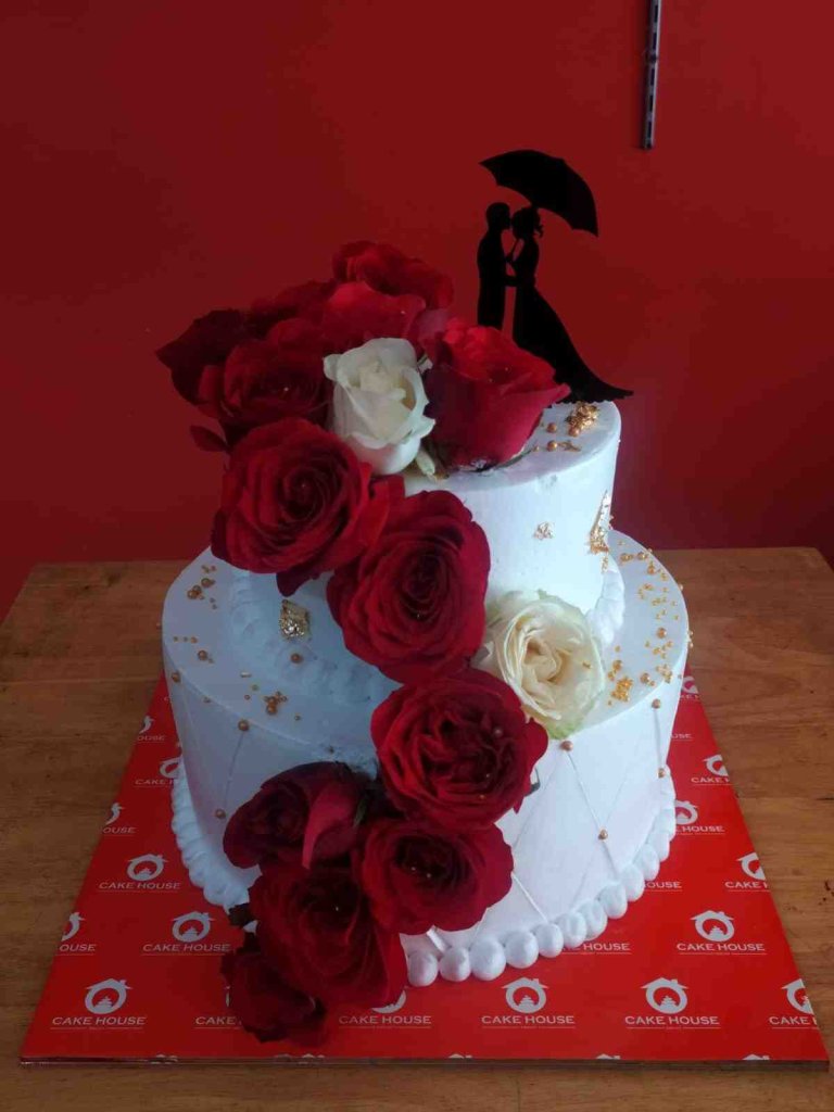 https://cakehousetrichy.net/public/assets/images/products/engagement_white_&_red_2_strep_cake.jpeg