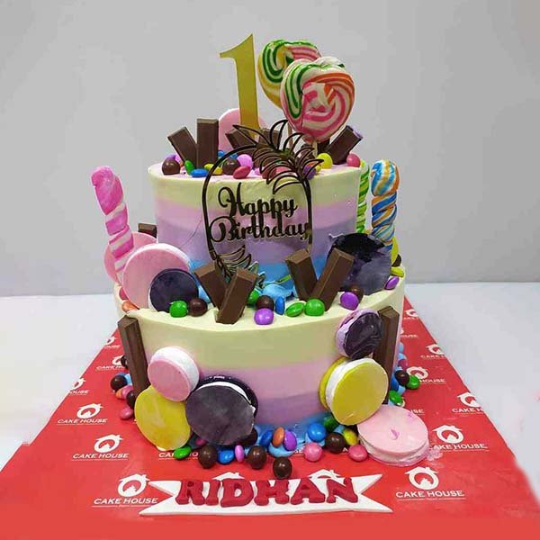 https://cakehousetrichy.net/public/assets/images/products/two_streps_candy_1_st_birtday_cake.jpg